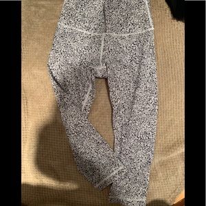 Cropped lulu lemon leggings.